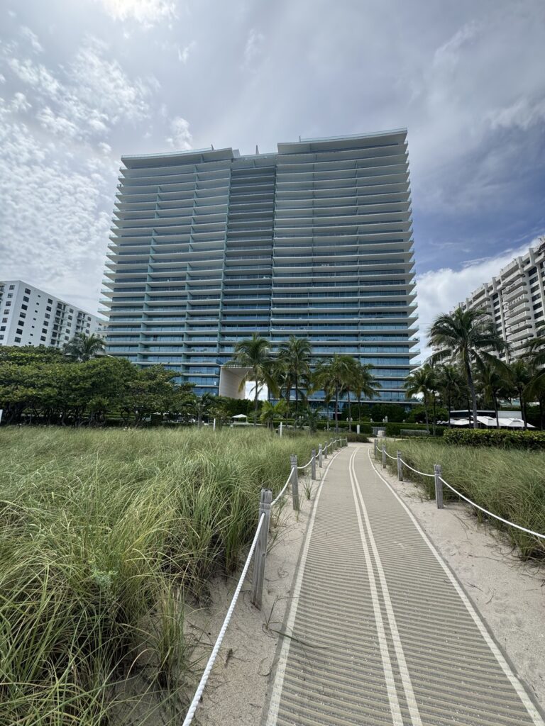 Oceana Bal Harbour visto desde la playa al final del sendero de acceso a la duna, 22 de septiembre de 2026