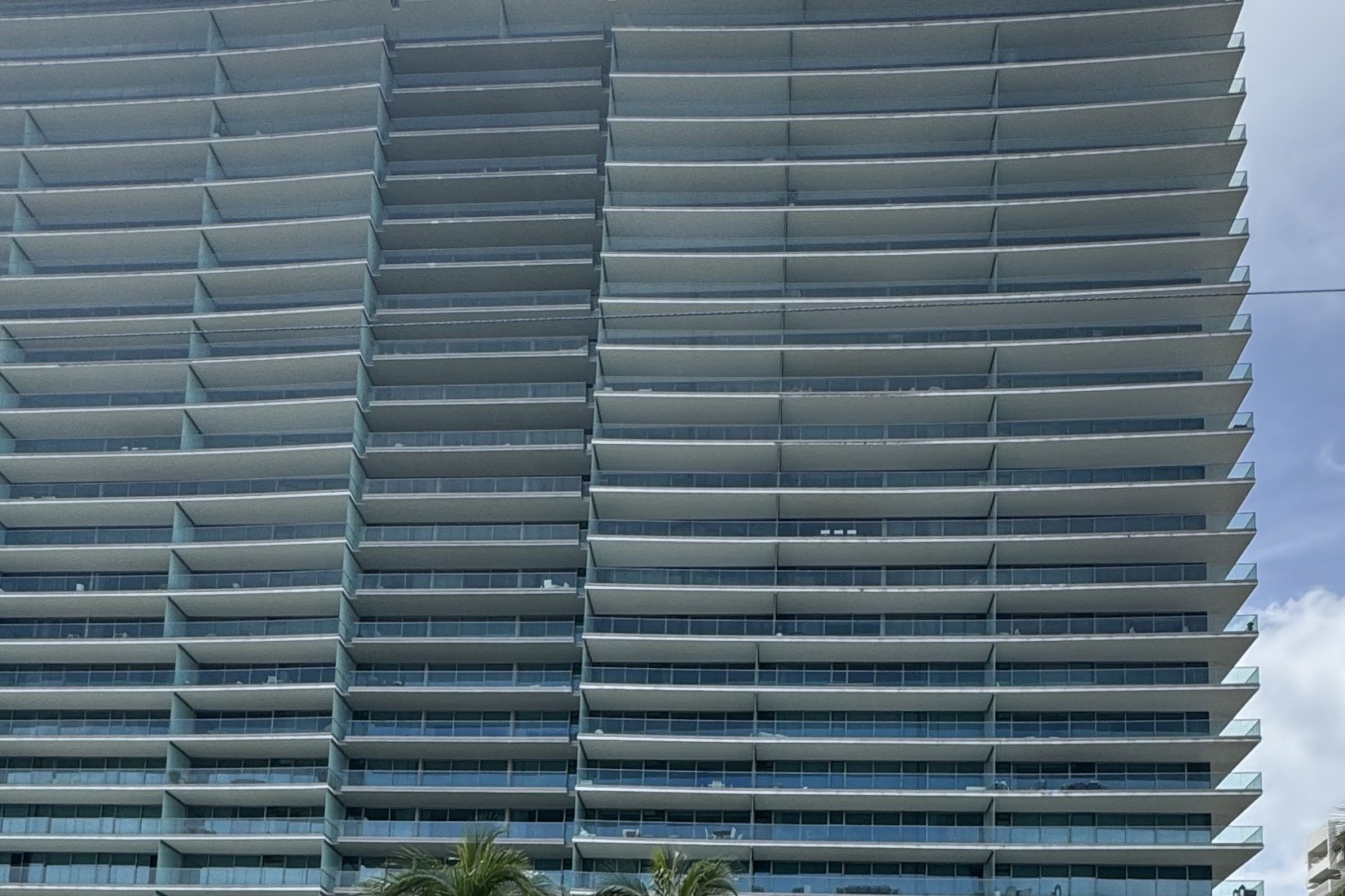 Detalle de la fachada de Oceana Bal Harbour: las losas de terraza de cada piso proyectadas a distinta profundidad entre lineas, 22 de septiembre de 2026