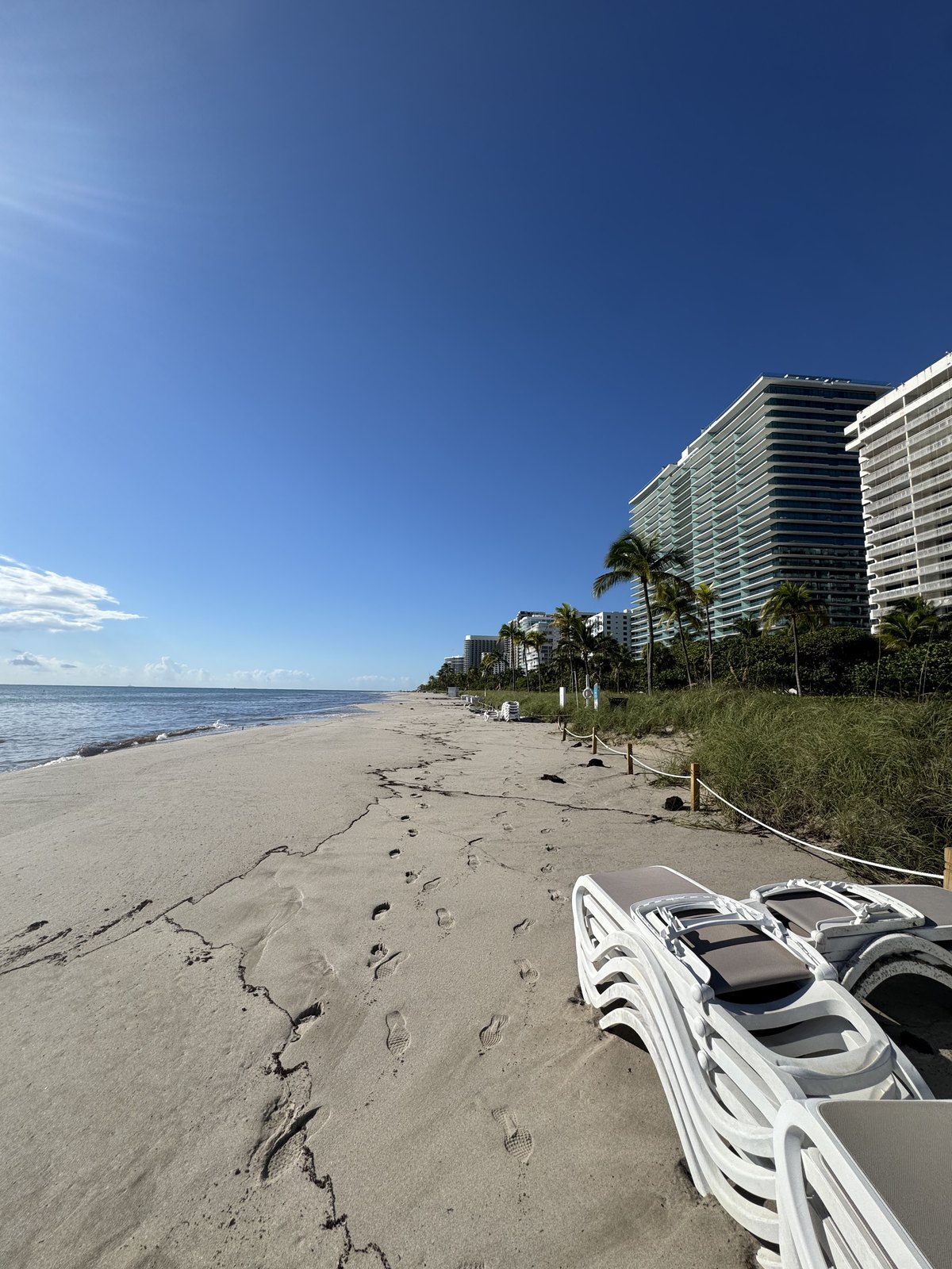 Playa de Bal Harbour a media mañana, con la línea de edificios al norte y la valla de duna, 27 de septiembre de 2026