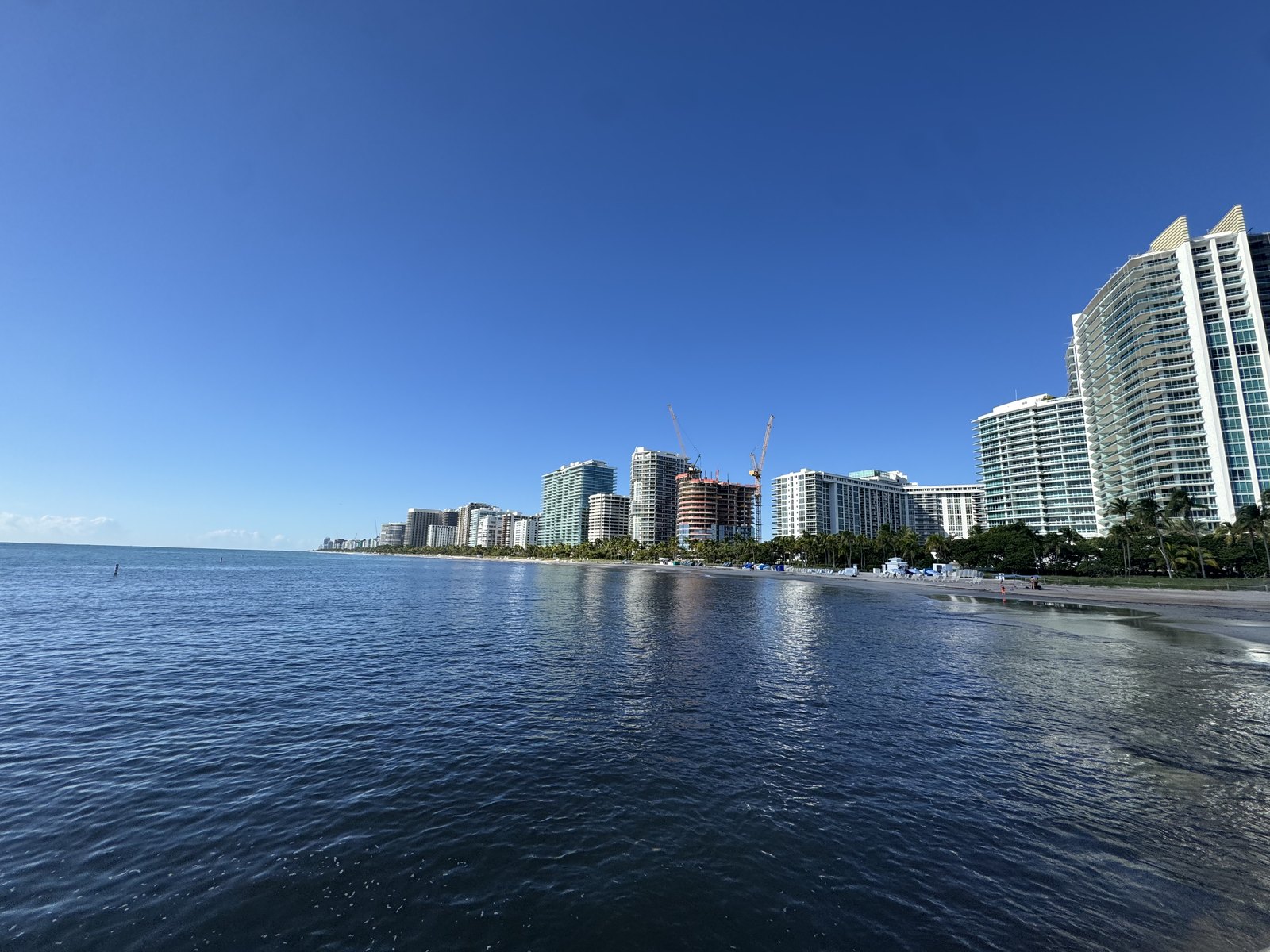 La línea completa de edificios frente al mar de Bal Harbour vista desde la orilla, con las grúas de Rivage Bal Harbour en construcción, 27 de septiembre de 2026