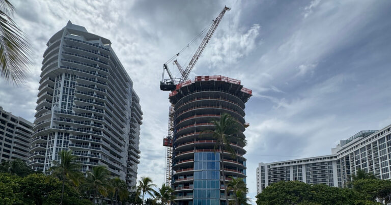 Rivage Bal Harbour en construcción entre los edificios entregados de la manzana, 10245 Collins Avenue, Bal Harbour, 22 de septiembre de 2026