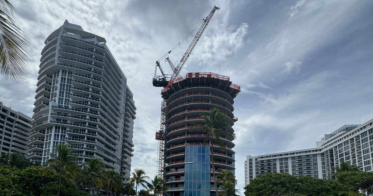 Rivage Bal Harbour en construcción entre los edificios entregados de la manzana, 10245 Collins Avenue, Bal Harbour, 22 de septiembre de 2026